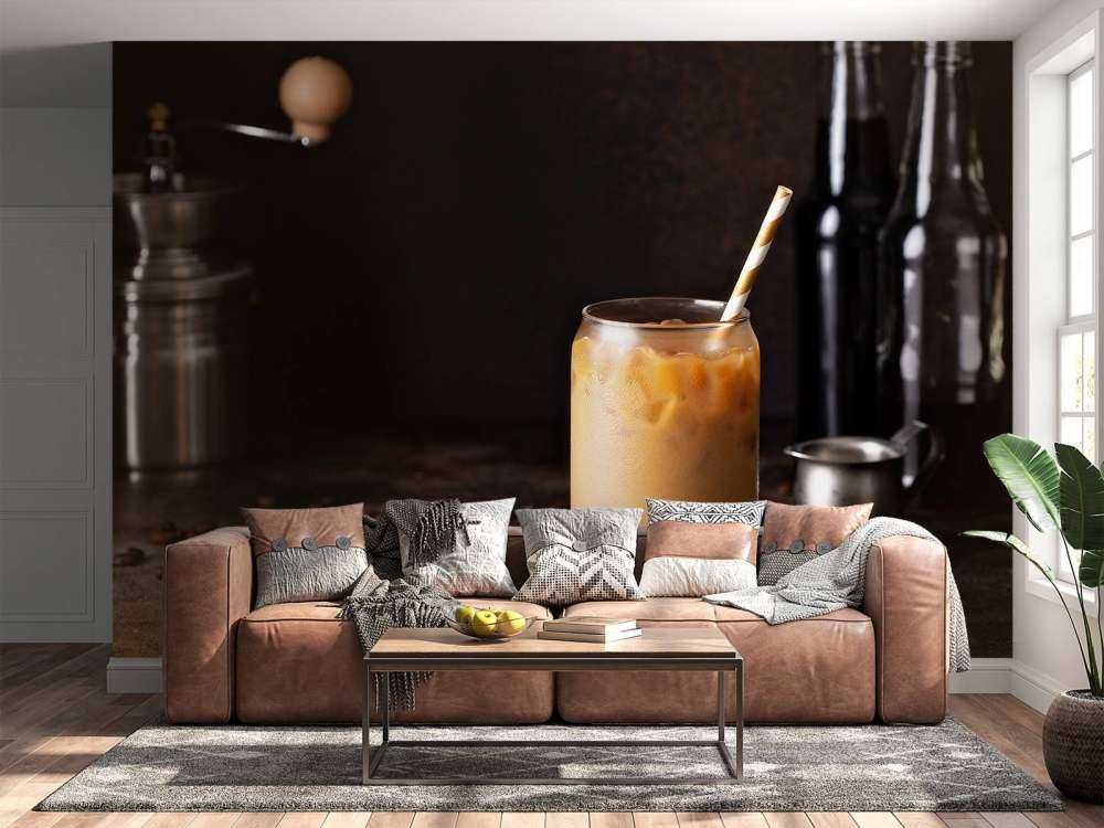 IJskoffie op een tafel vol koffiebonen