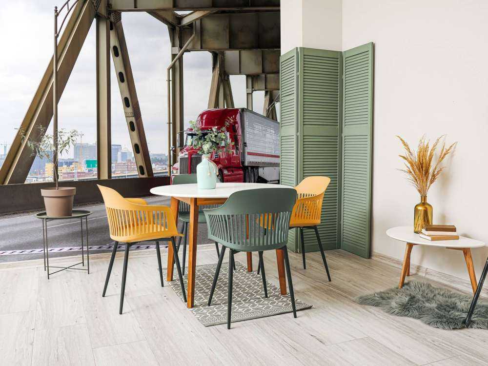 Rode Amerikaanse vrachtwagen op een brug