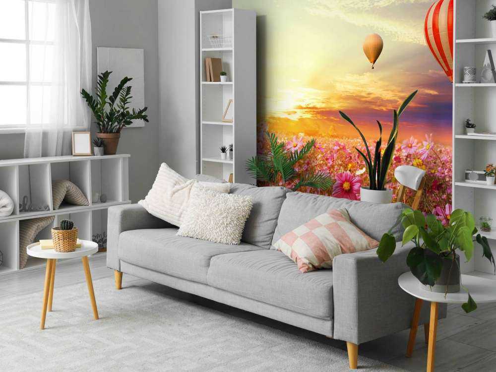 Luchtballonnen boven een bloemenveld