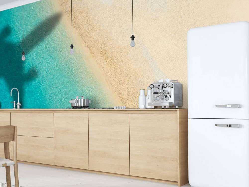 Vliegtuig schaduw op een tropisch strand