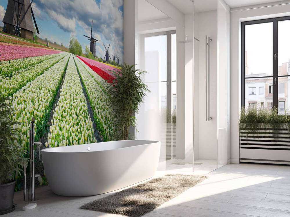 Tulpenveld onder een bewolkte hemel