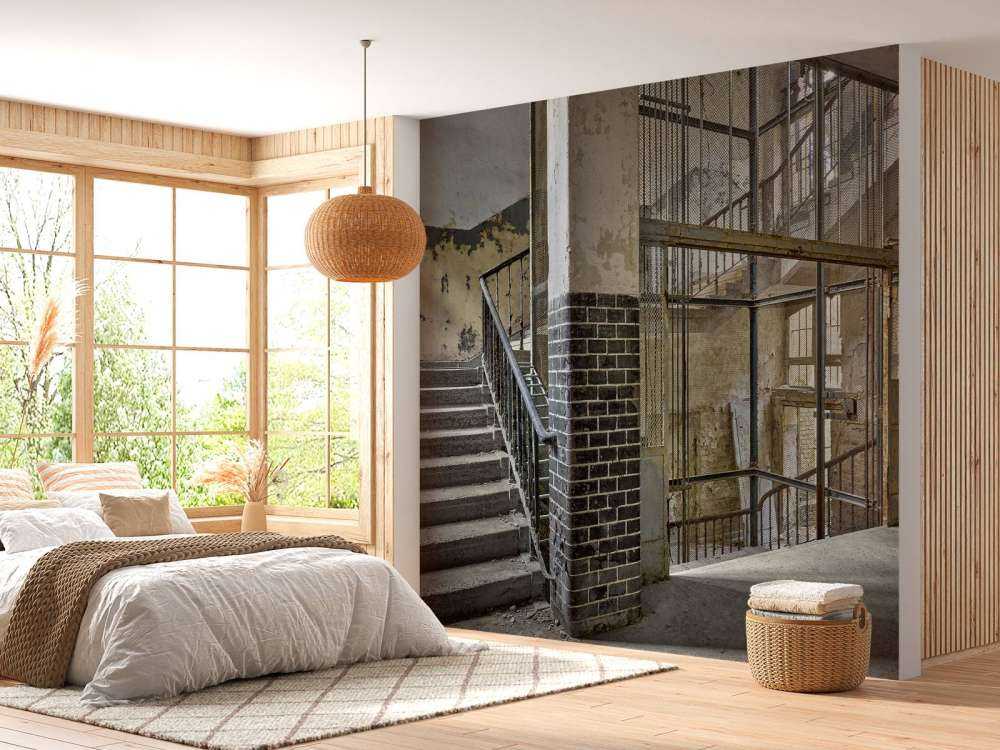 Oude liftschacht met trap