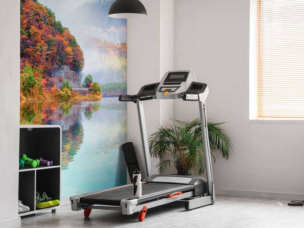 Helder blauw meer met een vulkaan op de achtergrond