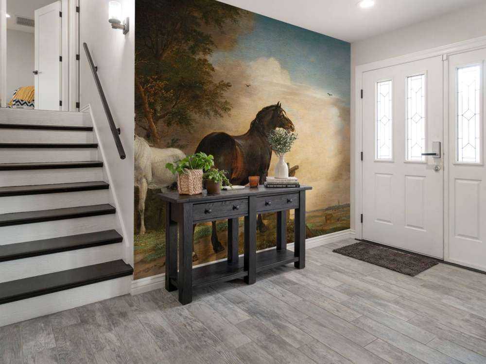 Twee paarden in de weide bij een hek