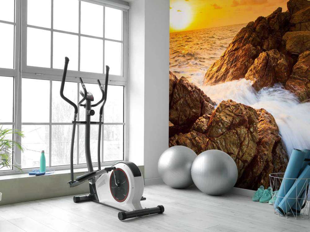 Zee met rotsen bij zonsondergang