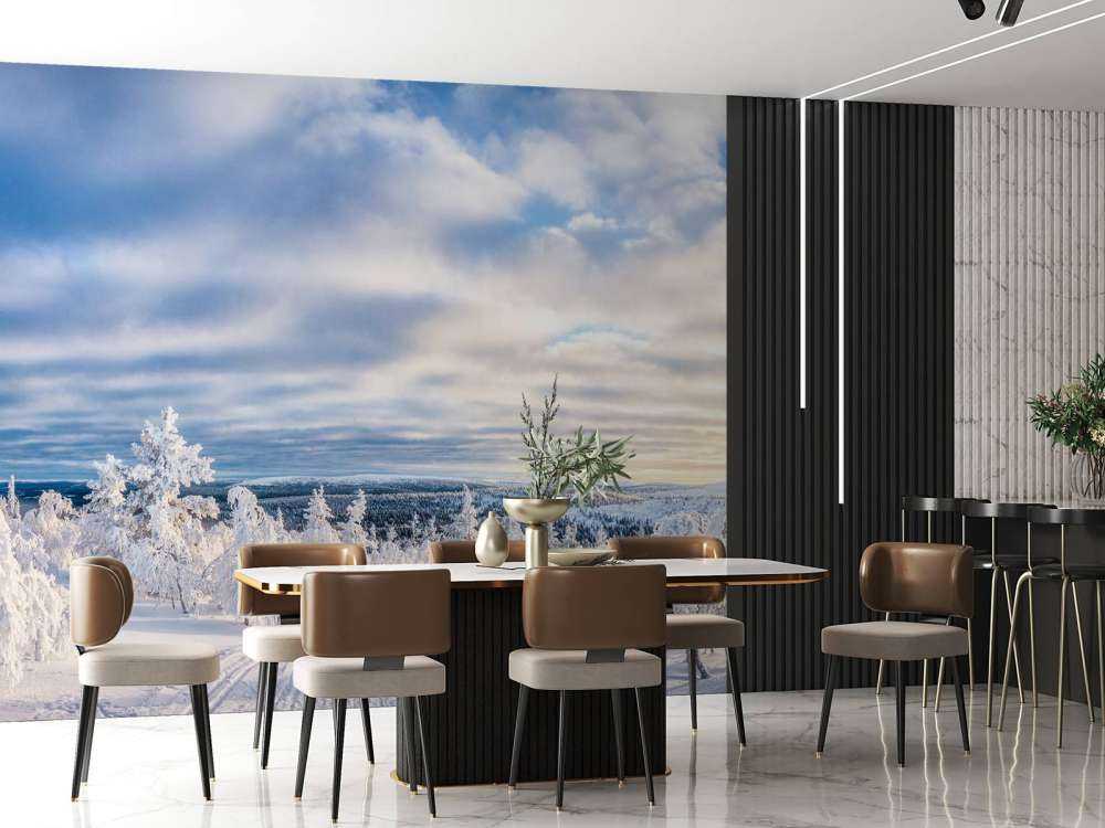 Skiër in een ingesneeuwd bos