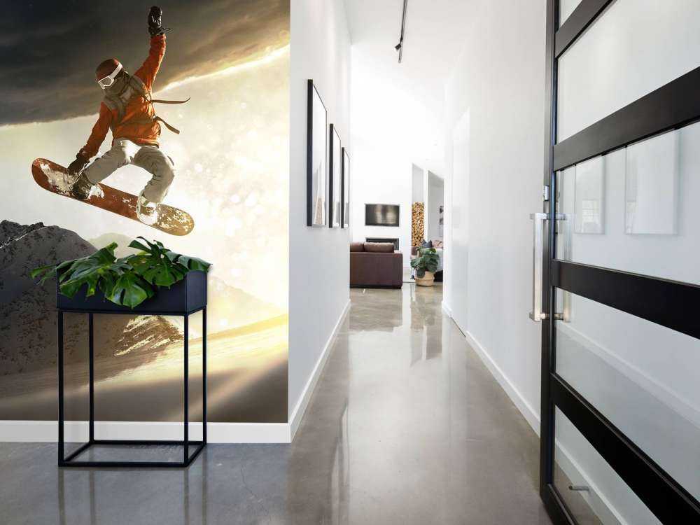 Snowboarder maakt een sprong bij zonsondergang