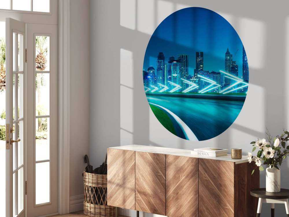 Futuristische snelweg langs een grote stad