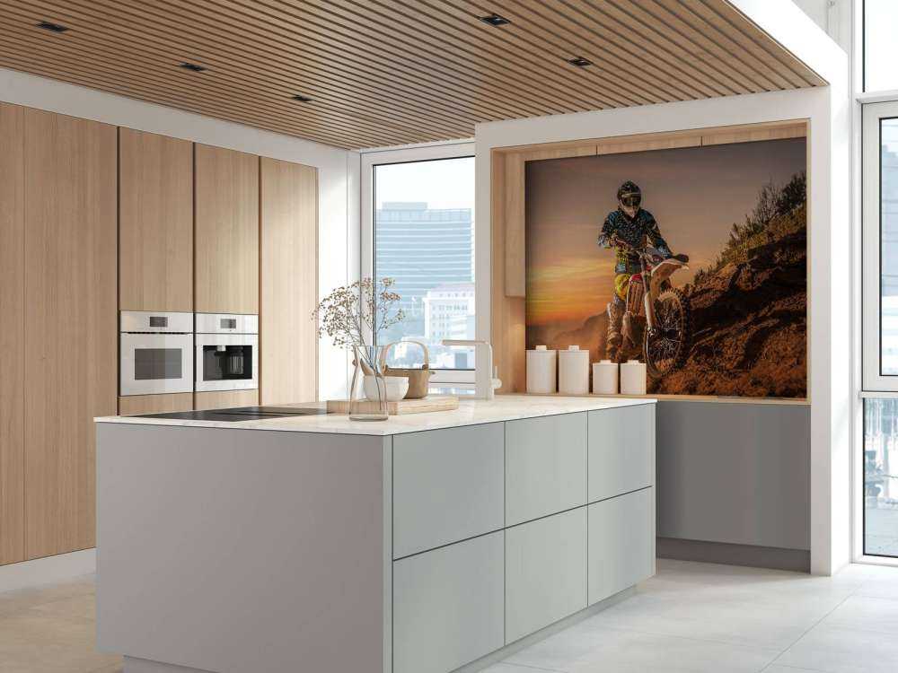 Crossmotor bij zonsondergang