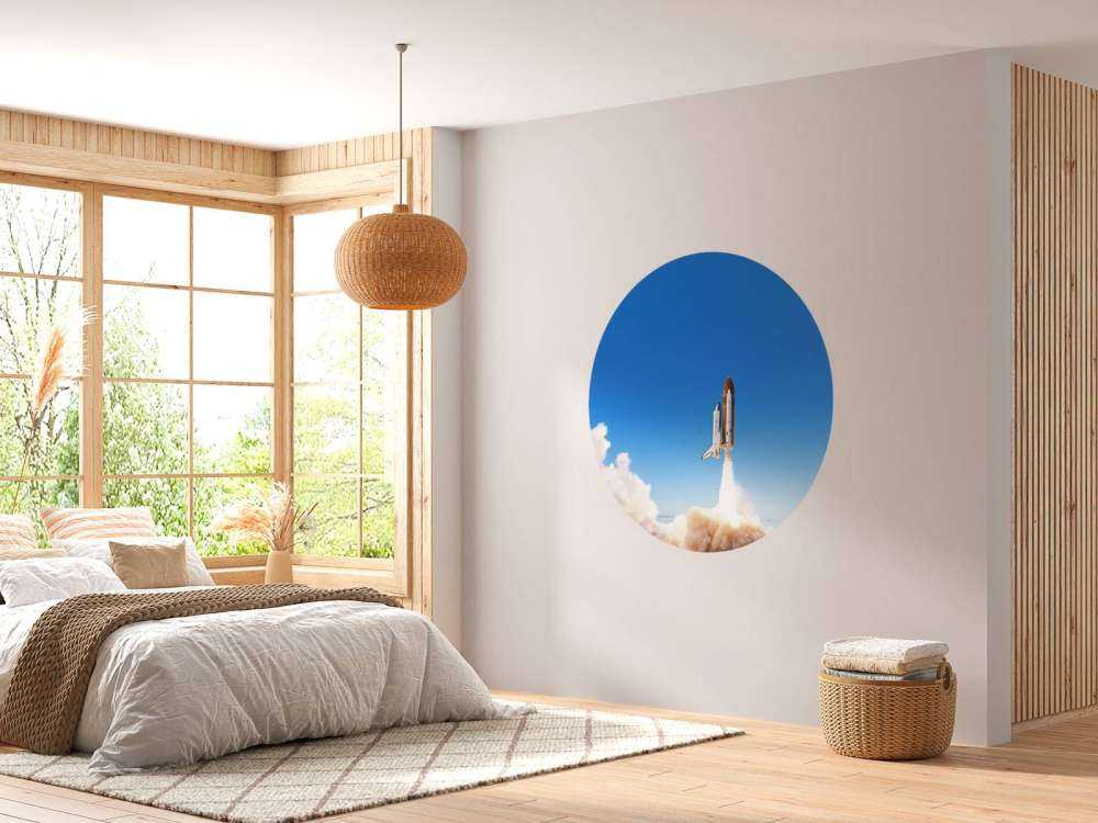 Space Shuttle stijgt op met rookwolk