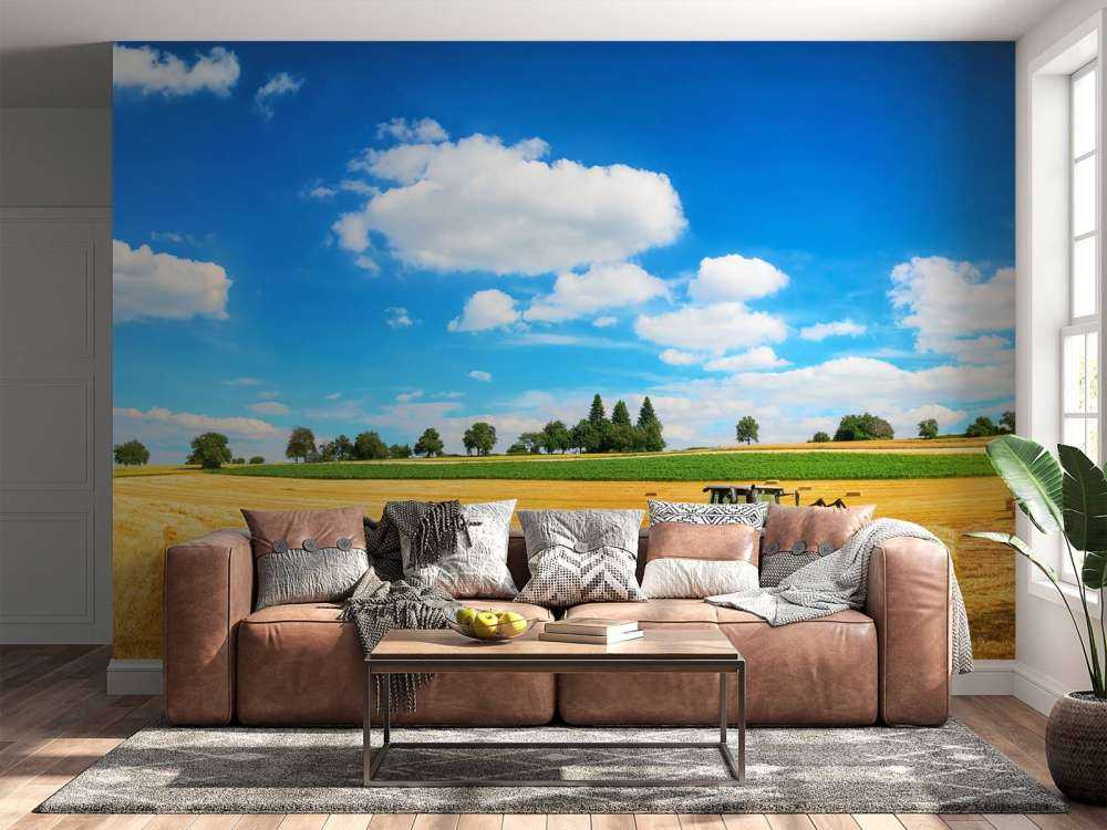 Tractor verplaatst hooibalen