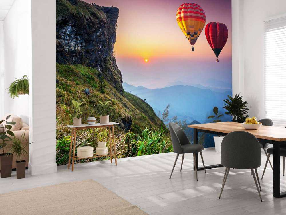 Luchtballonnen in de avond boven een berglandschap