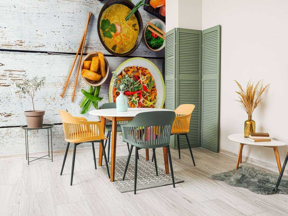 Aziatische gerechten op een houten tafel