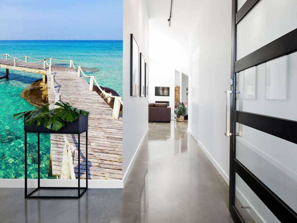 Zeesteiger op helder zeewater