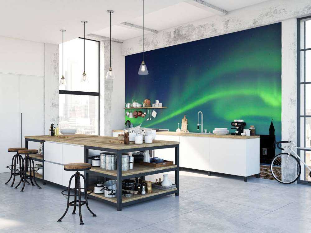 Noorderlicht boven een kerkje