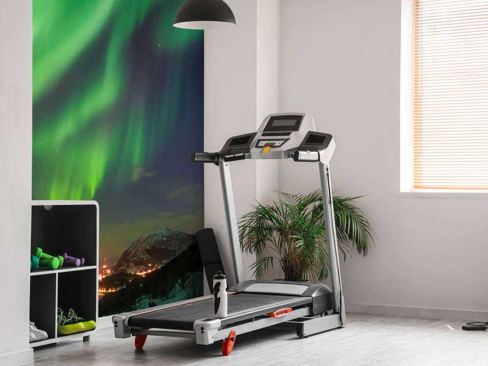 Verlichte stad door het Noorderlicht