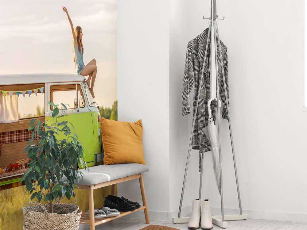 Een jonge vrouw geniet van haar rondreis