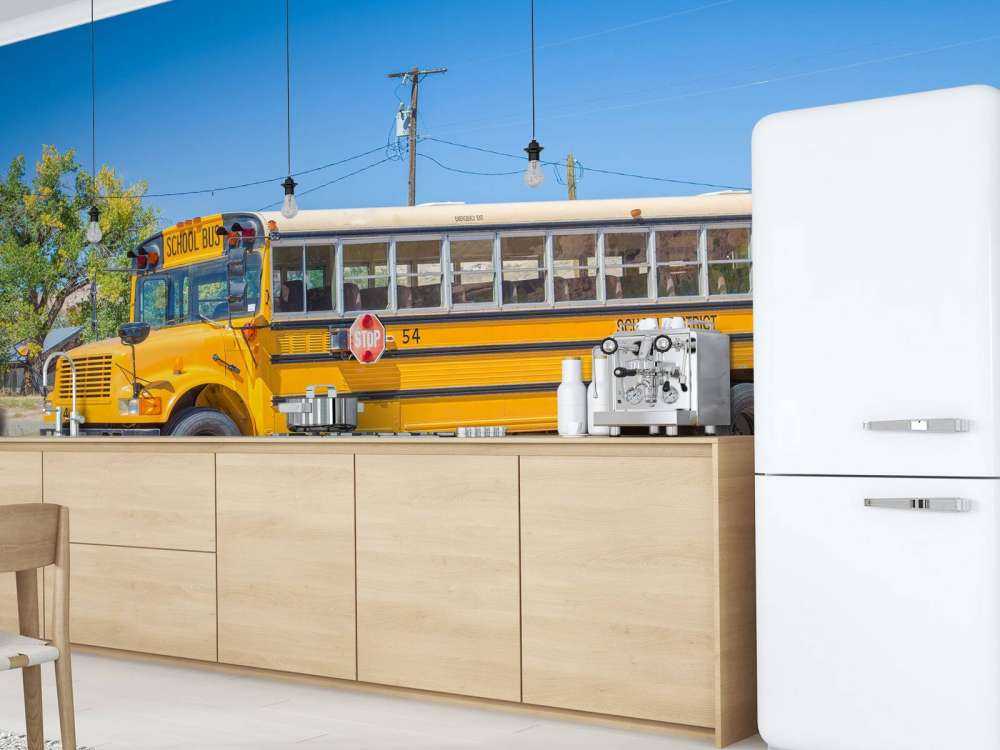 Traditionele gele schoolbus op een parkeerterrein