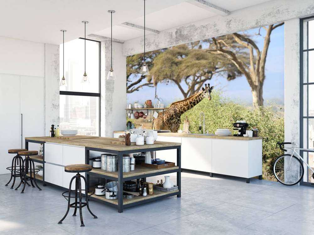 Schattige Giraffe tussen struiken