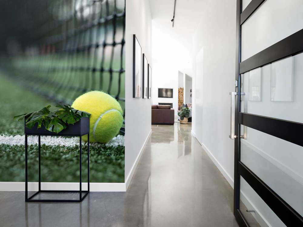 Gele tennisbal tegen het net aan