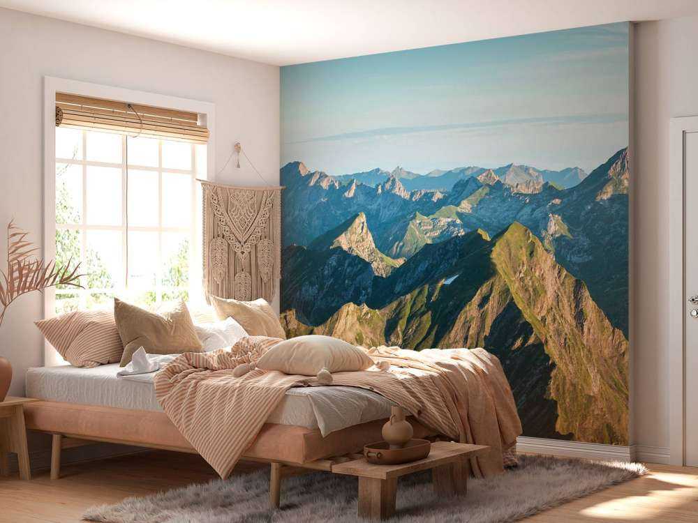 Zomergloed over bergkam