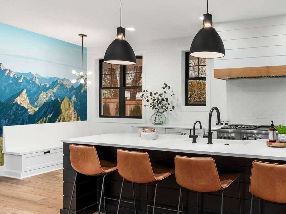 Zomergloed over bergkam