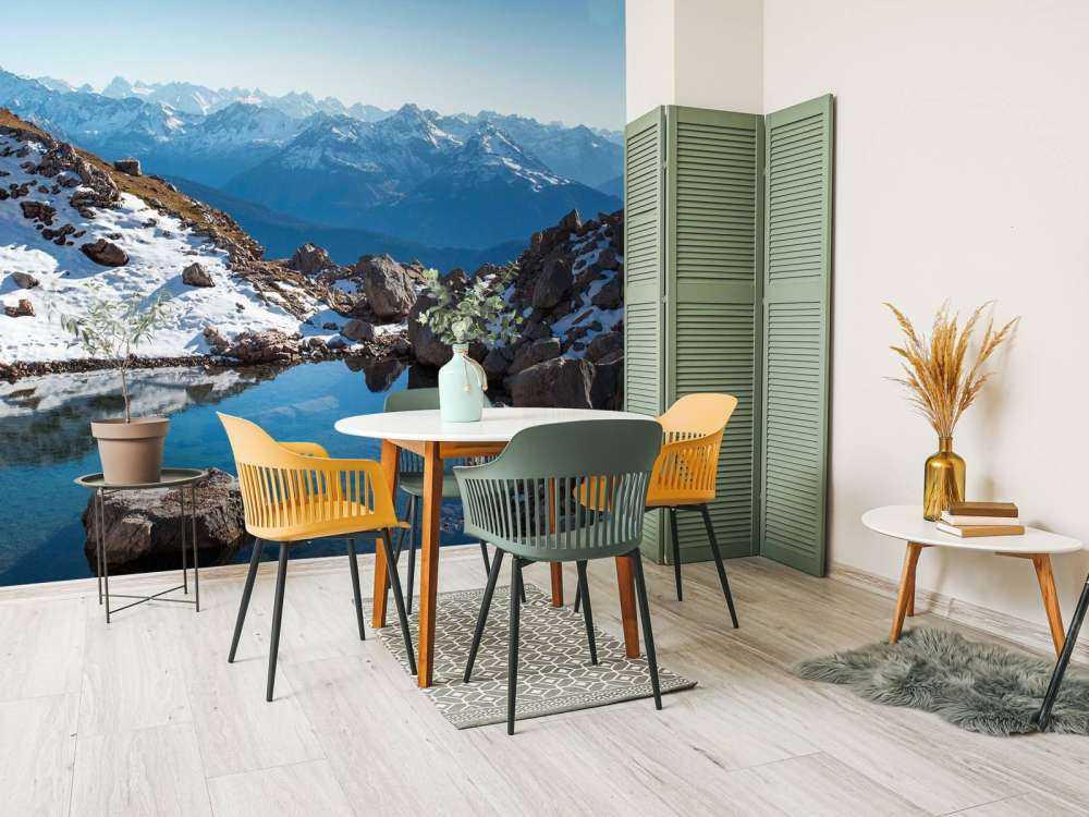 Bergmeer tussen sneeuwtoppen