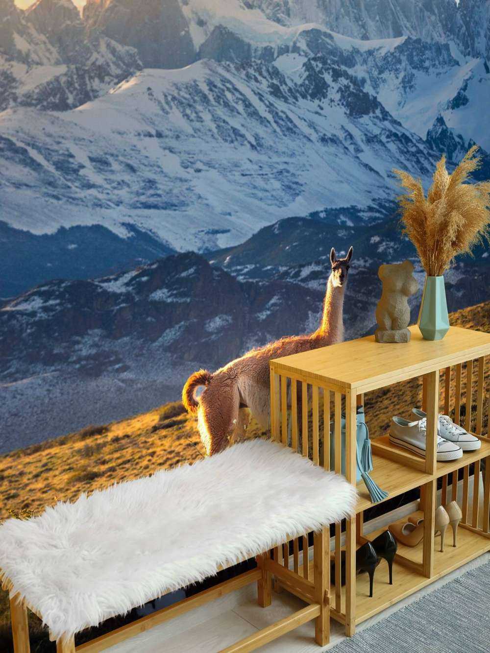 Guanaco in zonlicht voor andespieken