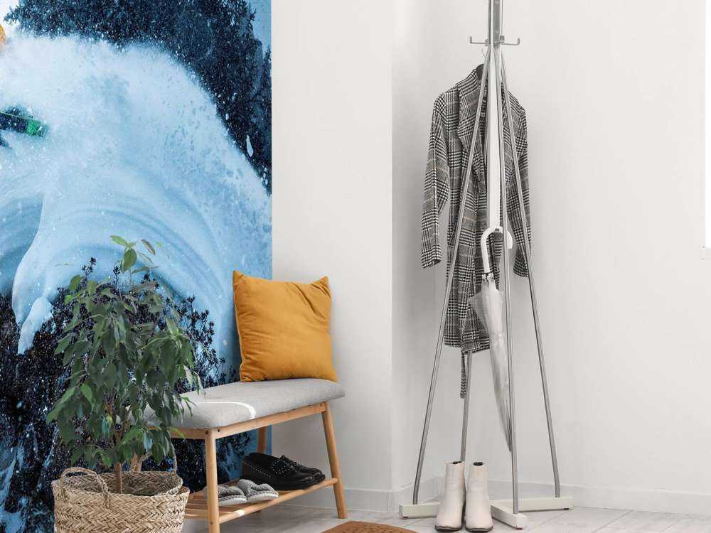 Sprong in sneeuwstorm tussen naaldbomen