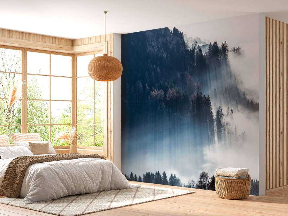 Ochtendlicht in mistig woud