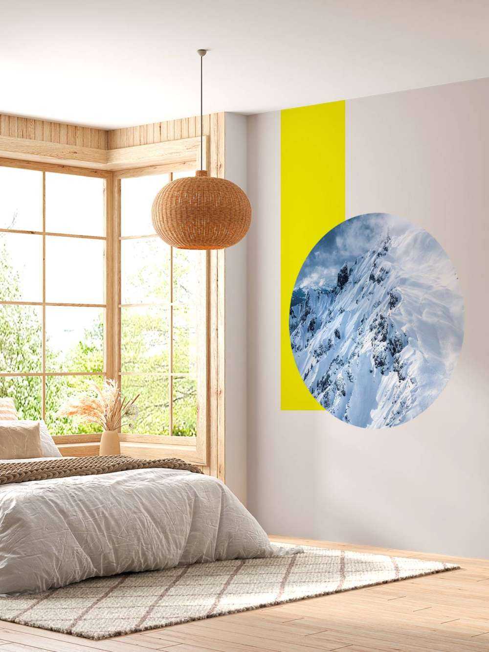 Sneeuwkammen onder stormachtige wolken