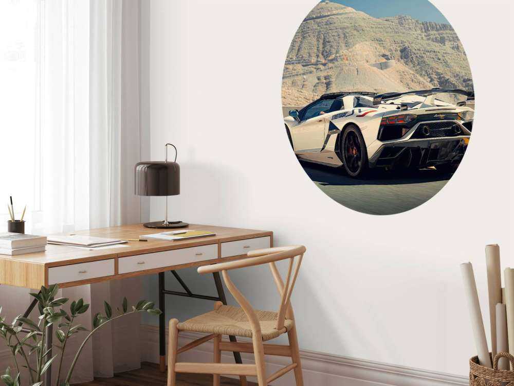 Witte supercar op bergpas