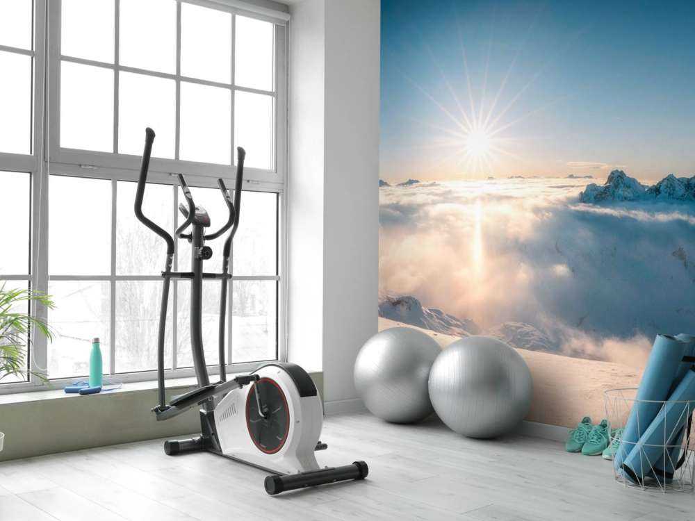 Zon boven wolkendek in alpenpanorama