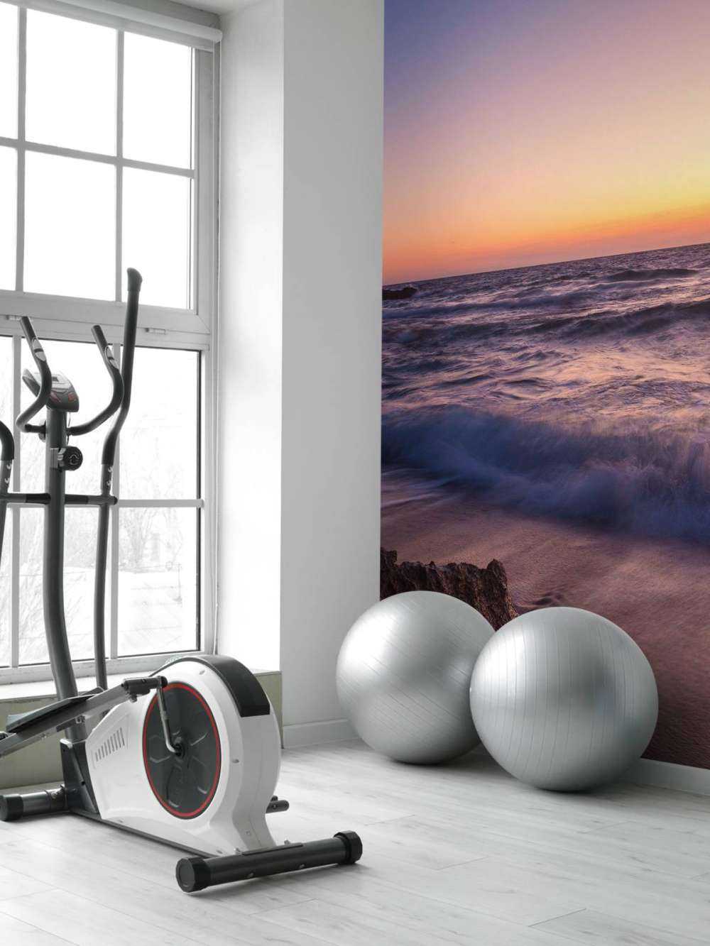 Maanlicht boven paarse branding bij zonsondergang