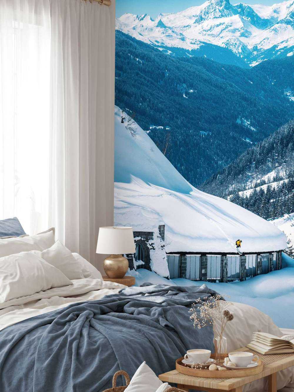 Diepblauwe alpentoppen in wintersneeuw