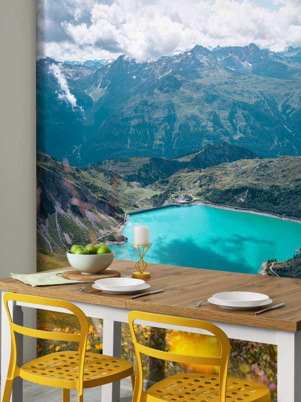 Bloemenweide aan turquoise bergmeer