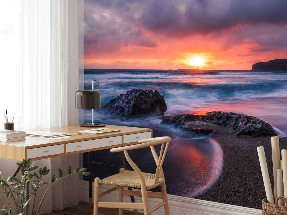 Rotsachtige kust bij zonsondergang