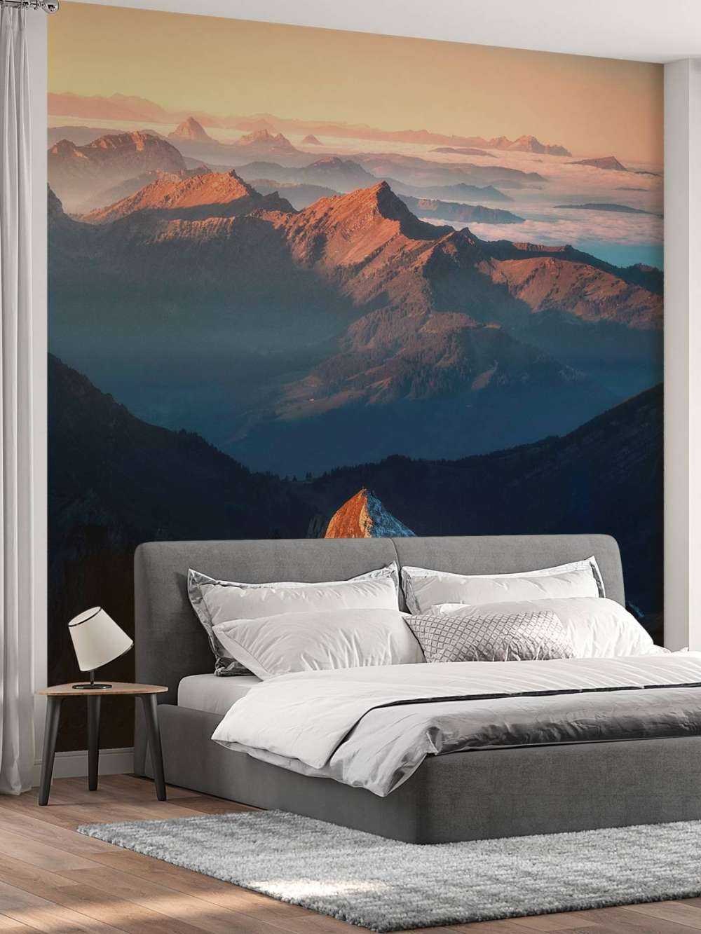 Eerste zonlicht op bergkam