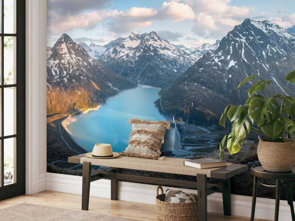 Uitzicht over alpenmeer bij zonsondergang