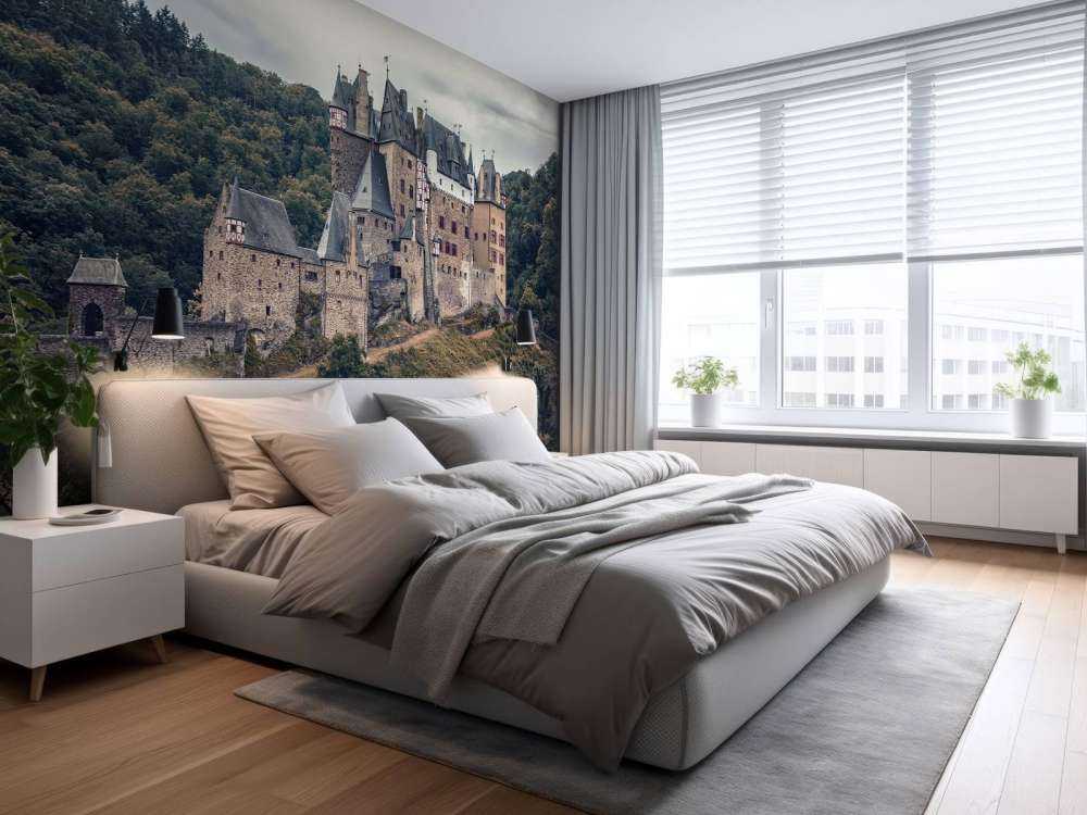 Kasteel tussen groene heuvels