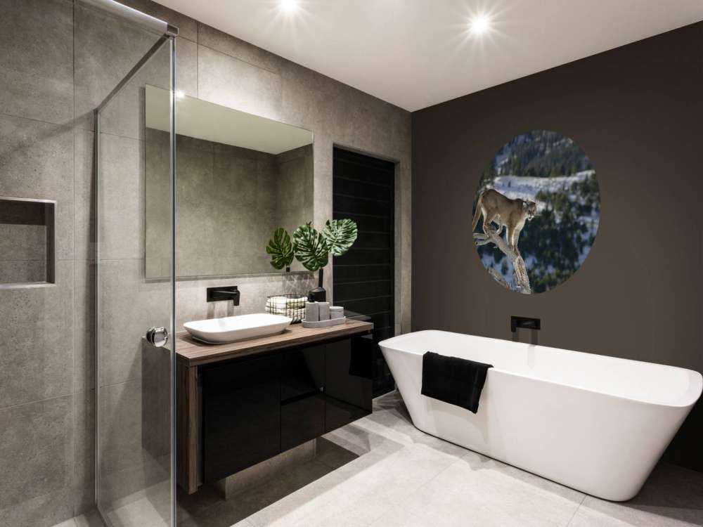 Bergleeuw op een dode boom