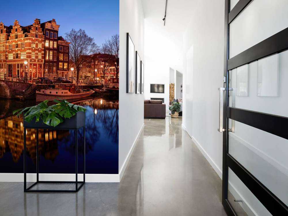 Verlichte huizen langs de gracht