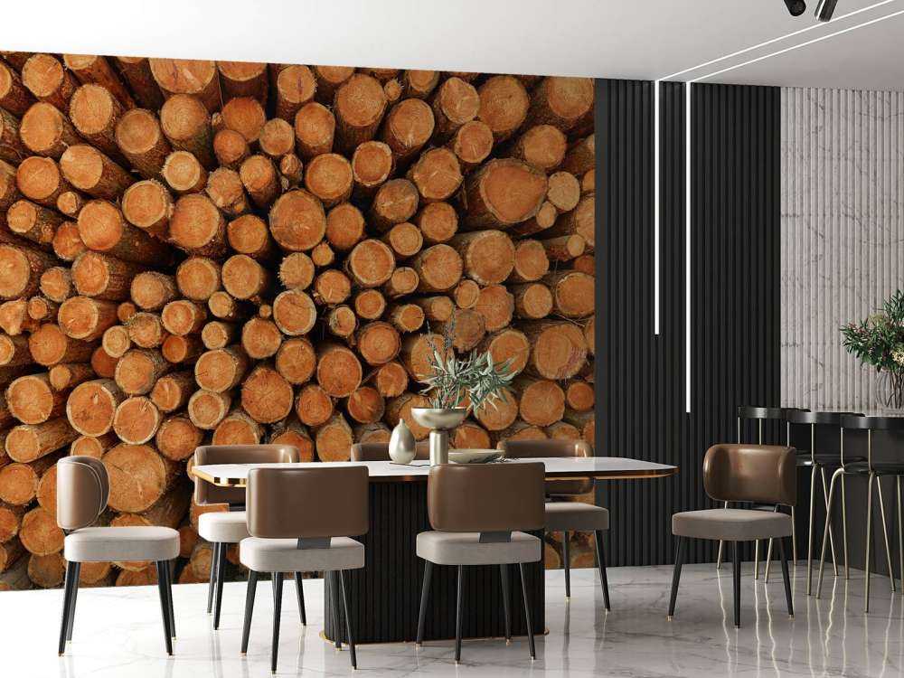 Stapel donkere boomstammen