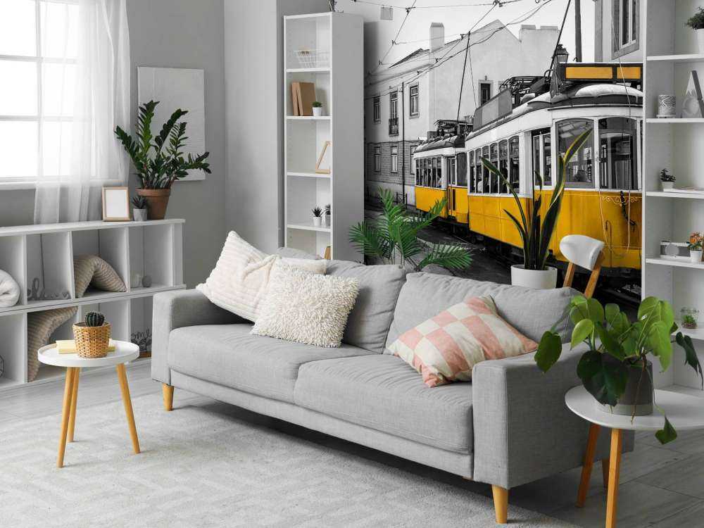 Gele tram in een zwart-wit straatje