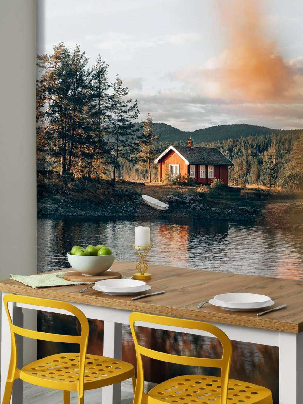 Rood huis bij het meer