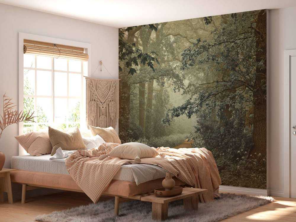 Pad door bos met mist