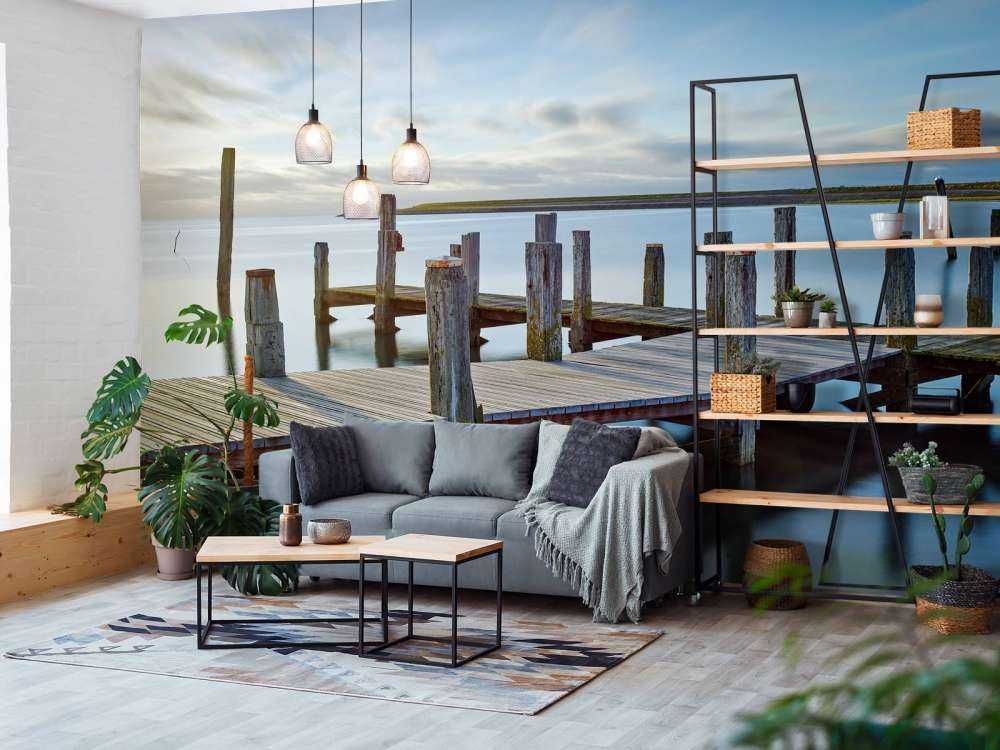 Houten steiger bij zonsopkomst