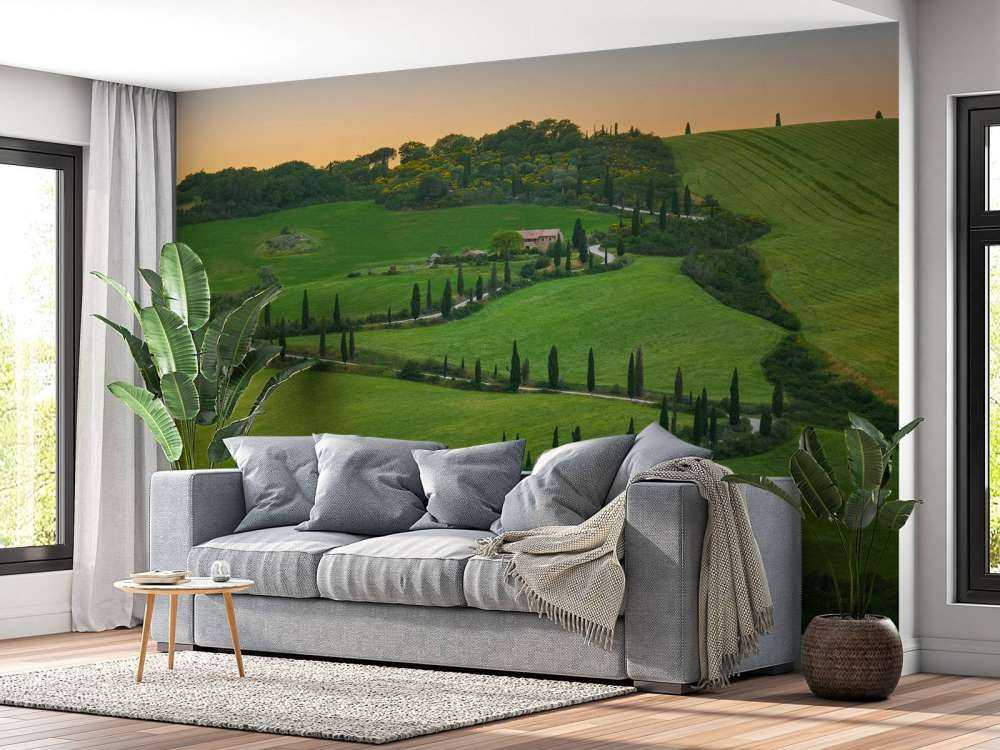 Slingerweg met cipressen