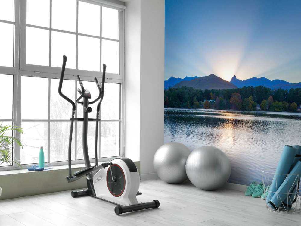 Groot meer bij zonsopkomst