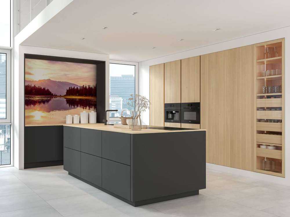 Meer met bergen op de achtergrond